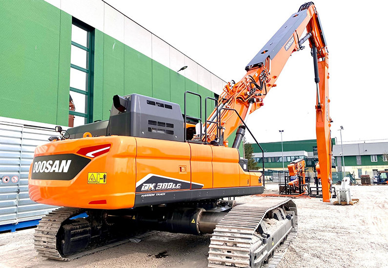 Adding a Third Model to Demolition Excavator Range